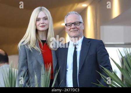 Attrice STATUNITENSE e membro della giuria del Festival di Cannes Elle Fanning (L) e del Delegato generale del Festival di Cannes Thierry Fremaux posa il 13 maggio, 2019 sul balcone dell'Hotel Martinez alla vigilia dell'apertura della 72nd° edizione del Festival di Cannes a Cannes, nel sud della Francia Foto Stock