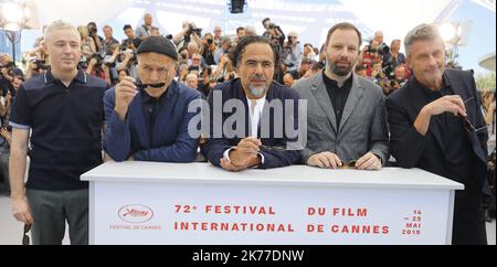 (Fromm) Direttore francese e membro della giuria del Festival di Cannes Robin Campillo, direttore francese e membro della giuria del Festival di Cannes Enki Bilal, direttore messicano e presidente della Giuria del Festival di Cannes Alejandro Gonzalez Inarritu, Il regista greco e membro della giuria del Festival del Cinema di Cannes Yorgos Lantimos e il regista polacco e membro della giuria del Festival del Cinema di Cannes Pawel Pawlikowski posero durante una foto alla 72nd edizione del Festival del Cinema di Cannes a Cannes, nel sud della Francia, il 14 maggio 2019. 71st° Festival annuale del cinema di Cannes a Can Foto Stock