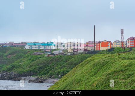 Yuzhno-Kurilsk, Russia - 01 agosto 2022: Vista della città sull'isola di Kunashir Foto Stock