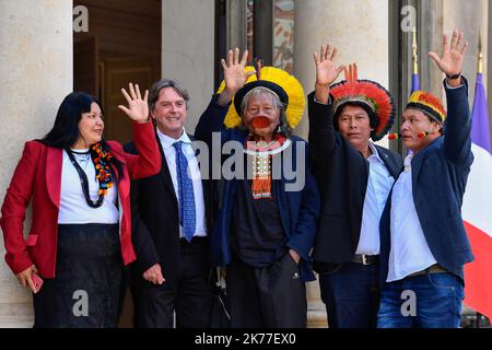 Emmanuel Macron riceve la Cacique Raoni Metuktire, Grand Chief del popolo Kayapo al Palais de l'Elysee, a Parigi ON Foto Stock