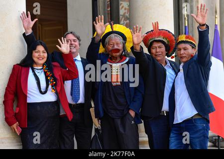 Emmanuel Macron riceve la Cacique Raoni Metuktire, Grand Chief del popolo Kayapo al Palais de l'Elysee, a Parigi ON Foto Stock