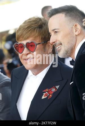 ©PHOTOPQR/NICE MATIN ;regista canadese David Furish, cantautore britannico Elton John posa al loro arrivo per la proiezione del film 'Rocketman' alla 72nd edizione del Festival di Cannes a Cannes, nel sud della Francia, il 16 maggio 2019. - ©P LAPOIRIIE - CANNES 16/05/2019 Foto Stock