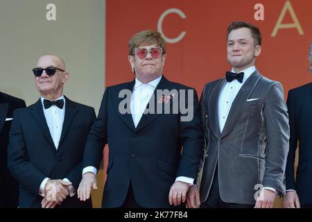 David Furish, Bernie Taupin, Sir Elton John, Taron Egerton e il regista Dexter Fletcher presiedono la proiezione di Rocket Man durante il 72nd° Festival annuale di Cannes il 16 maggio 2019 a Cannes, Francia. Foto Stock