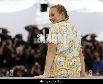 I registi belgi Jean-Pierre Dardenne (R) e Luc Dardenne (L) posano con l'attore belga Idir ben Addi (2-L) e Victoria Bluck durante la fotocall per 'le Jeune Ahmed' (Young Ahmed) al 72nd° Festival di Cannes, a Cannes, in Francia, il 21 maggio 2019. Il film è presentato nel Concorso ufficiale del festival che si svolge dal 14 al 25 maggio Foto Stock