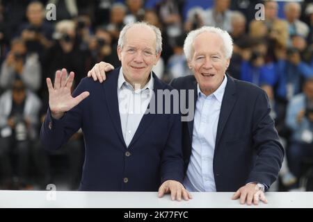 I registi belgi Jean-Pierre Dardenne (R) e Luc Dardenne posano durante la fotocall per 'le Jeune Ahmed' (giovane Ahmed) al 72nd° Festival di Cannes, a Cannes, in Francia, il 21 maggio 2019. Il film è presentato nel Concorso ufficiale del festival che si svolge dal 14 al 25 maggio Foto Stock