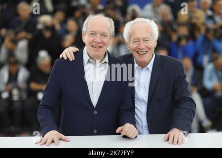 I registi belgi Jean-Pierre Dardenne (R) e Luc Dardenne posano durante la fotocall per 'le Jeune Ahmed' (giovane Ahmed) al 72nd° Festival di Cannes, a Cannes, in Francia, il 21 maggio 2019. Il film è presentato nel Concorso ufficiale del festival che si svolge dal 14 al 25 maggio Foto Stock