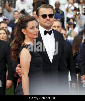 L'attore STATUNITENSE Leonardo DiCaprio (R) e la regista statunitense Leila Conners arrivano per la proiezione del film "Ice on Fire" alla 72nd edizione del Festival di Cannes a Cannes, nel sud della Francia, il 22 maggio 2019. Foto Stock