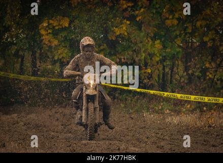 Campionato sporco in fango nuvoloso giornata autunnale in moto vicino alla città di Vysoke nad Jizerou Foto Stock