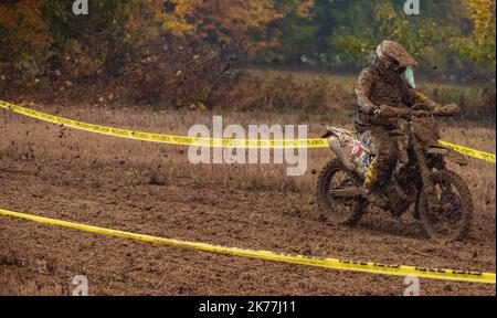 Campionato sporco in fango nuvoloso giornata autunnale in moto vicino alla città di Vysoke nad Jizerou Foto Stock