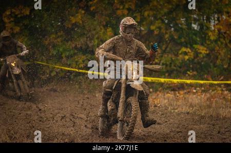 Campionato sporco in fango nuvoloso giornata autunnale in moto vicino alla città di Vysoke nad Jizerou Foto Stock