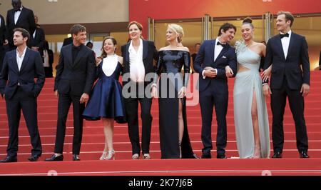 ©PHOTOPQR/NICE MATIN ; (Fromm) produttore francese Arthur Harari, attore francese Gaspard Ulliel, attrice francese Laure Calamy, regista francese Justine Triet, attrice belga Virginie Efira, attore francese-canadese Niels Schneider, L'attrice francese Adele Exarchopoulos e l'attore francese Paul Hamy si presentano al loro arrivo per la proiezione del film 'Sibilla' all'edizione 72nd del Festival di Cannes a Cannes, nel sud della Francia, il 24 maggio 2019. Foto Stock