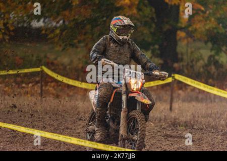 Campionato sporco in fango nuvoloso giornata autunnale in moto vicino alla città di Vysoke nad Jizerou Foto Stock