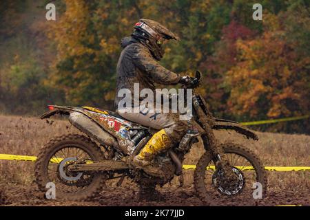 Campionato sporco in fango nuvoloso giornata autunnale in moto vicino alla città di Vysoke nad Jizerou Foto Stock