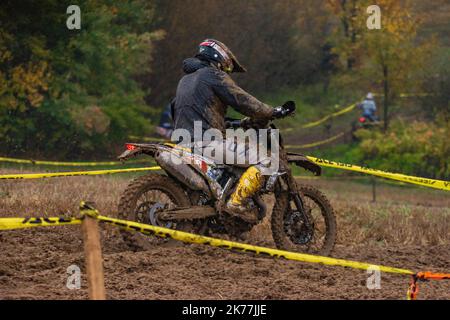 Campionato sporco in fango nuvoloso giornata autunnale in moto vicino alla città di Vysoke nad Jizerou Foto Stock