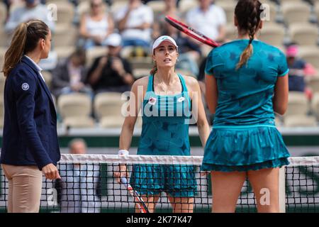 Incontro tra Viktoria Kuzmova (SVK) e Alize Cornet (fra) sul campo Simmone Mathieu nel primo round del torneo francese di tennis Open al Roland Garros di Parigi, Francia, 27th maggio 2019. Foto Stock