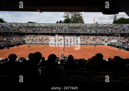 Incontro tra Viktoria Kuzmova (SVK) e Alize Cornet (fra) sul campo Simmone Mathieu nel primo round del torneo francese di tennis Open al Roland Garros di Parigi, Francia, 27th maggio 2019. Foto Stock