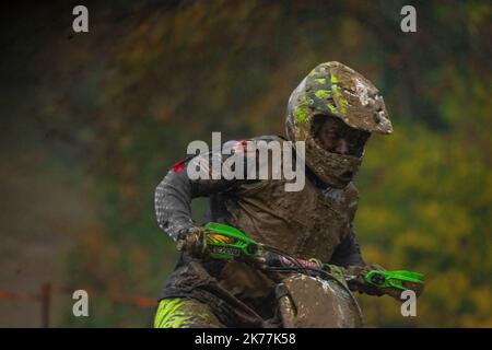 Campionato sporco in fango nuvoloso giornata autunnale in moto vicino alla città di Vysoke nad Jizerou Foto Stock