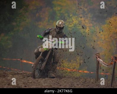 Campionato sporco in fango nuvoloso giornata autunnale in moto vicino alla città di Vysoke nad Jizerou Foto Stock