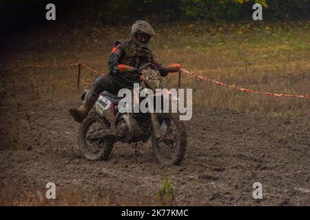 Campionato sporco in fango nuvoloso giornata autunnale in moto vicino alla città di Vysoke nad Jizerou Foto Stock