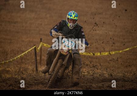 Campionato sporco in fango nuvoloso giornata autunnale in moto vicino alla città di Vysoke nad Jizerou Foto Stock