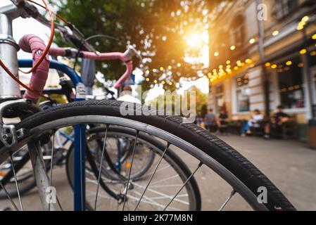 Bike Wheels primo piano sulla strada Foto Stock