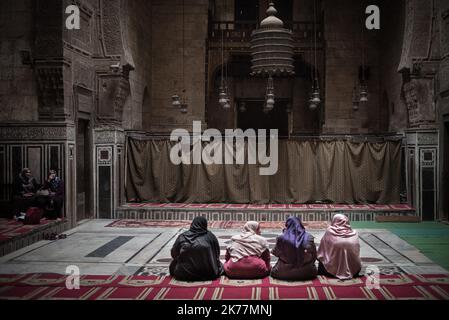 ©Chloe Sharrock / le Pictorium/MAXPPP - Chloe Sharrock / le Pictorium - 05/04/2019 - Egypte / le Caire - Des femmes dans une mosquee du Caire Islamique. / 05/04/2019 - Egitto / Cairo - Donne in una moschea al Cairo musulmano. Foto Stock