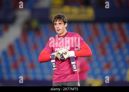 Filip Jorgensen di Villarreal durante la partita la Liga tra Villarreal CF e CA Osasuna giocata allo stadio Ciutat de Valencia il 17 ottobre 2022 a Valencia, Spagna. (Foto di Colas Buera / PRESSIN) Foto Stock