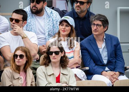 L'attrice francese Frederique Bel partecipa alla partita tra Gael Monfils (fra) e Dominic Thiem (AUT) sul campo Philippe Chatrier nel 1/8th del torneo francese di tennis Open al Roland Garros di Parigi, 3rd giugno 2019. Foto Stock