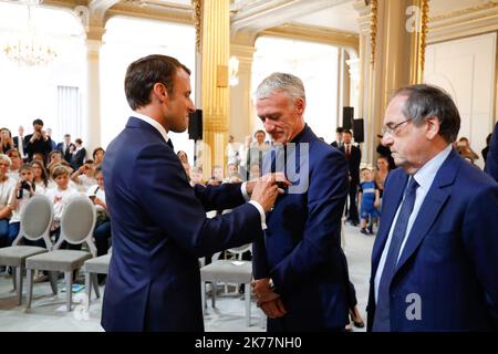 Emmanuel Macron, presidente della Repubblica, Didier Deschamps, Noel de graet Remise de decorations en l'honneur de l'equipe de France de football maschile Championne du Monde par le president della Repubblica POOL/HAMILTON/MAXPPP Foto Stock