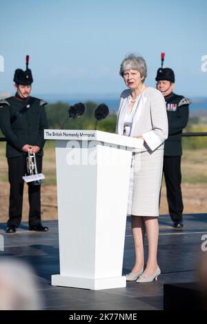 Il primo ministro britannico Theresa May partecipa a una cerimonia franco-britannica per la posa della prima pietra di un memoriale britannico a Ver-sur-Mer, nell'ambito delle cerimonie che celebrano il 75th° anniversario degli sbarchi del D-Day in Normandia il 6 giugno 2019, Francia. Foto Stock