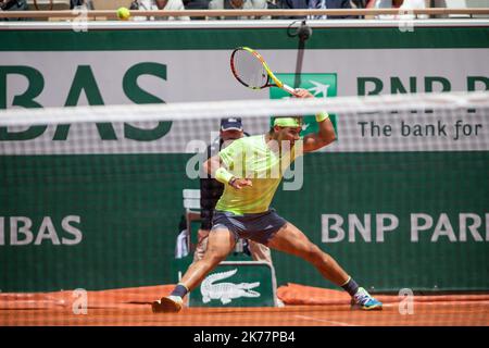 Rafael Nadal (ESP) contro Roger Federer (sui) sul campo Philippe Chatrier nella semifinale del torneo francese di tennis Open al Roland Garros di Parigi, 7th giugno 2019. Foto Stock