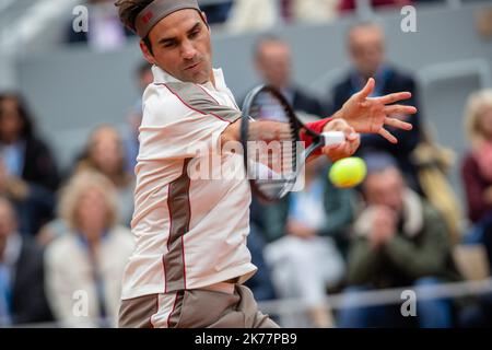 Roger Federer (sui) contro Rafael Nadal (ESP) sul campo Philippe Chatrier nella semifinale del torneo francese di tennis Open al Roland Garros di Parigi, 7th giugno 2019. Foto Stock