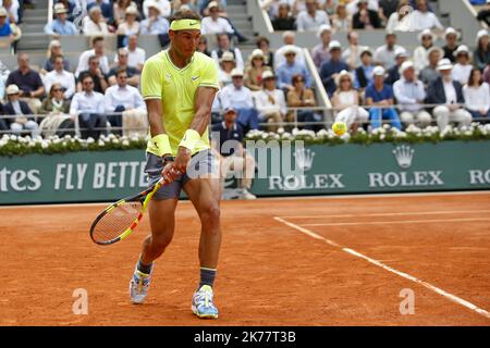 Rafael Nadal di Spagna gioca un backhand durante la partita del suo uomo single contro Dominic Thiem d'Austria il giorno 15 del 2019 French Open al Roland Garros di Parigi, Francia. 09.06.2019 Foto Stock