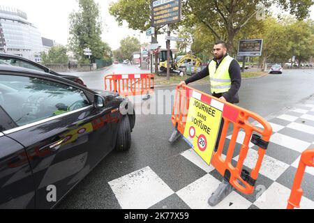 La città francese vieterà il traffico automobilistico lungo gli Champs Elysees e altre nove rotte la prima domenica di ogni mese, aggiungendo alle 13 aree già annunciate nell’ambito della campagna “Parigi respira” Foto Stock