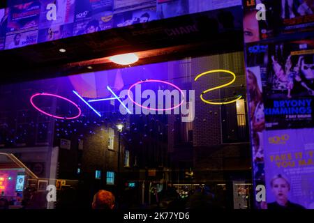 Suggestivo e illuminante neon Soho, cartello con la scritta di notte nel quartiere dei divertimenti Soho di Londra, 2022 Foto Stock