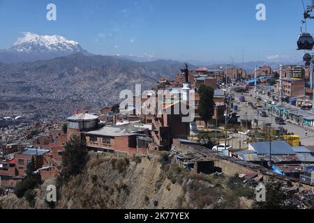 La più grande e più alta rete di cabinovia del mondo, sta cercando di ridurre il traffico caotico della capitale boliviana, la Paz. Il trasporto ecologico inaugurato nel 2014 è controverso perché altera la privacy degli abitanti che vivono dove passa la linea. Foto Stock