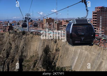 La più grande e più alta rete di cabinovia del mondo, sta cercando di ridurre il traffico caotico della capitale boliviana, la Paz. Il trasporto ecologico inaugurato nel 2014 è controverso perché altera la privacy degli abitanti che vivono dove passa la linea. Foto Stock