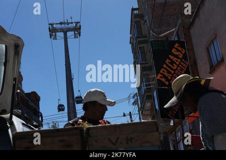 La più grande e più alta rete di cabinovia del mondo, sta cercando di ridurre il traffico caotico della capitale boliviana, la Paz. Il trasporto ecologico inaugurato nel 2014 è controverso perché altera la privacy degli abitanti che vivono dove passa la linea. Foto Stock