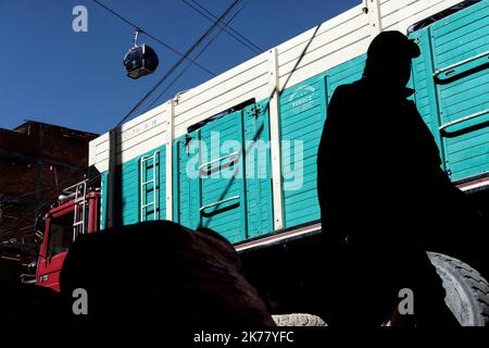 La più grande e più alta rete di cabinovia del mondo, sta cercando di ridurre il traffico caotico della capitale boliviana, la Paz. Il trasporto ecologico inaugurato nel 2014 è controverso perché altera la privacy degli abitanti che vivono dove passa la linea. Foto Stock