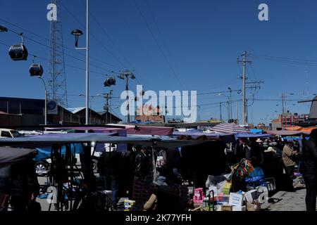 La più grande e più alta rete di cabinovia del mondo, sta cercando di ridurre il traffico caotico della capitale boliviana, la Paz. Il trasporto ecologico inaugurato nel 2014 è controverso perché altera la privacy degli abitanti che vivono dove passa la linea. Foto Stock