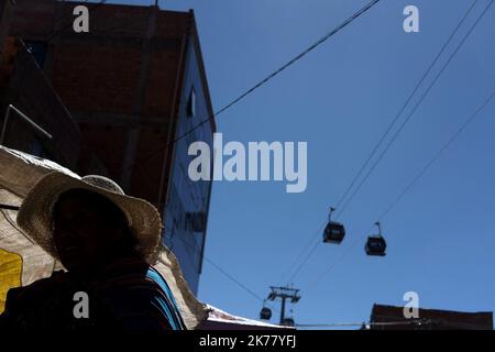 La più grande e più alta rete di cabinovia del mondo, sta cercando di ridurre il traffico caotico della capitale boliviana, la Paz. Il trasporto ecologico inaugurato nel 2014 è controverso perché altera la privacy degli abitanti che vivono dove passa la linea. Foto Stock