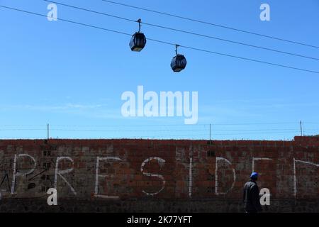 La più grande e più alta rete di cabinovia del mondo, sta cercando di ridurre il traffico caotico della capitale boliviana, la Paz. Il trasporto ecologico inaugurato nel 2014 è controverso perché altera la privacy degli abitanti che vivono dove passa la linea. Foto Stock