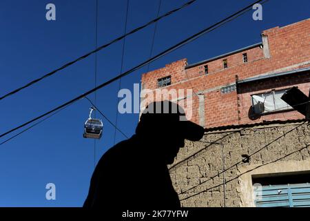 La più grande e più alta rete di cabinovia del mondo, sta cercando di ridurre il traffico caotico della capitale boliviana, la Paz. Il trasporto ecologico inaugurato nel 2014 è controverso perché altera la privacy degli abitanti che vivono dove passa la linea. Foto Stock