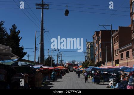 La più grande e più alta rete di cabinovia del mondo, sta cercando di ridurre il traffico caotico della capitale boliviana, la Paz. Il trasporto ecologico inaugurato nel 2014 è controverso perché altera la privacy degli abitanti che vivono dove passa la linea. Foto Stock