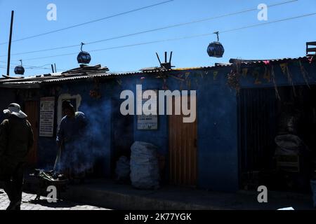 La più grande e più alta rete di cabinovia del mondo, sta cercando di ridurre il traffico caotico della capitale boliviana, la Paz. Il trasporto ecologico inaugurato nel 2014 è controverso perché altera la privacy degli abitanti che vivono dove passa la linea. Foto Stock