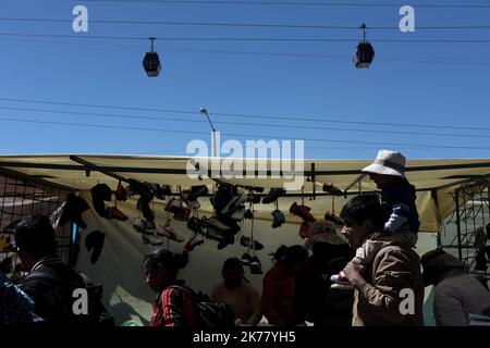 La più grande e più alta rete di cabinovia del mondo, sta cercando di ridurre il traffico caotico della capitale boliviana, la Paz. Il trasporto ecologico inaugurato nel 2014 è controverso perché altera la privacy degli abitanti che vivono dove passa la linea. Foto Stock