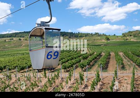 Rudesheim, Germania - 20 luglio 2022: Una funivia scivola sul paesaggio e i vigneti di Rudesheim in una giornata di sole. Foto Stock