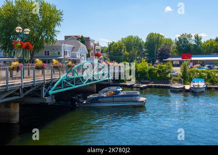 Riviere Magog River Bridge su Rue Merry N Street nel centro di Magog, Quebec QC, Canada. Foto Stock