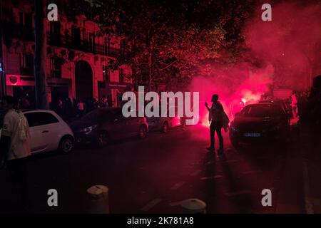 ©Julien Mattia / le Pictorium/MAXPPP - Julien Mattia / le Pictorium - 11/07/2019 - Francia / Ile-de-France / Parigi - Plusieurs magasins vandalizes lors du rassemblement des supporters Algeriens sur les champs Elysees apres la victoire de l'equipe nationale Algerienne en quart de final de la CAN a Parigi, le 12 Juillet 2019. / 11/07/2019 - Francia / Ile-de-France (regione) / Parigi - numerosi negozi vandalizzati durante il rally algerino dei tifosi sugli Champs Elysees dopo la vittoria della nazionale algerina nel quarto finale del CAN a Parigi il 12 luglio 2019. Foto Stock