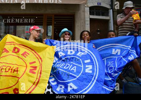 Passage du tour de France dans la ville d'Arbois. Fabbricato nel Giura. - Gara ciclistica francese Tour de France 2019 si svolge dal 6th al 28th luglio. Foto Stock